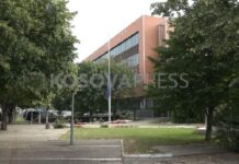 Flamuri i Kosovës ulet në gjysmë shtizë në nder të viktimave të aksidentit në Kroaci