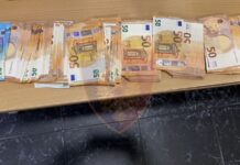 Po kalonte kufirin me 25 mijë euro të padeklaruara me vete, nis hetimi ndaj 35-vjeçarit