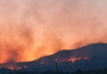 Vijon puna për shuarjen e flakëve në “Majën e Rrunes” dhe Thirrë/ Rindizet vatra mbi fshatin Dukat