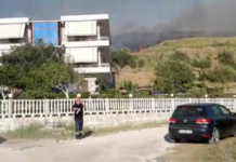 Flakët në Radhimë po përhapen me shpejtësi, rrezikohen banesat dhe hotelet aty pranë