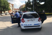 Kërcënoi me armë të dashurën e mitur dhe shoqen e saj/ Arrestohet 21-vjeçari nga Korça