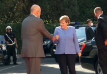 Vizita e Merkel në Tiranë/ Pritet me ceremoni shtetërore nga Rama në Pallatin e Brigadave