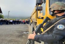 Reciprociteti i targave në Kosovë/ Protestuesit serbë bllokojnë kufirin e Jarinjës, nata kaloi e qetë