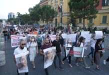 “Harram tamli nanës”/ Protestuesit kërkojnë drejtësi për Sabrinën në Tiranë dhe Fier