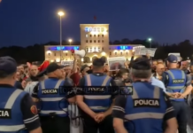 Kundër vaksinimit të detyruar/ Protestë para sheshit “Nënë Tereza”