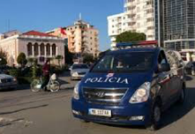 Policia bllokon makinën e dyshimtë në Shkodër, sekuestrohen 4 radio policie dhe tre thika