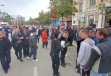 Familjarët e Mateos përplasen me policinë/ Mbledhin firma për dënim me vdekje të autorit