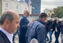 Kundërshtojnë paketën fiskale/ Fermerët protestë para Kuvendit! Rama takon përfaqësuesit e tyre