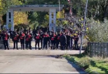 Naftëtarët e Ballshit sërish në protestë para uzinës, përplasje me policinë
