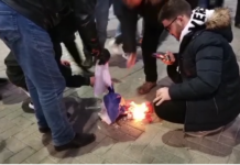 Trazira në bulevardin “Dëshmorët e Kombit”/ Protestuesit djegin flamurin e Serbisë