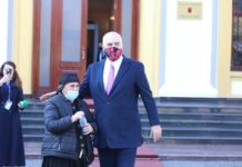 Rama bisedon me banorët e “5 Majit”: Edhe ata që nuk kanë letrat e pronësisë, do të përfitojnë njësoj