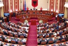 Deputetët bëjnë betimin në seancë e parë parlamentare: Tom Doshi dhe Sabina Jorgo heqin dorë nga mandati