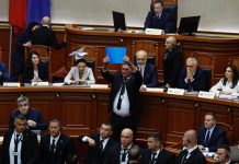 Gjuajtën shishe dhe libra në drejtim të Ramës/ PS kërkon dënimin e dy deputetëve të PD-së