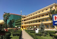 Sherr në spitalin ‘Shefqet Ndroqi’/ Laboranti godet me gërshërë infermierin! Shpallet në kërkim