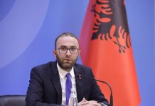 Bardhi: “Begaj i punësuar në një rrjet klinikash mjekësore, të shkarkohet! Paradite president, pasdite mjek“