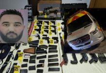 Si u zbulua arsenali i armëve në furgonin e maskuar në mes të “Myslym Shyrit”: Në pranga “banakieri” i “Monopol”. Lidhjet me Aurel Hoxhën