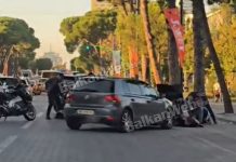 Policia aksion në mes të bulevardit “Dëshmorët e Kombit”/ Çfarë ndodhi me Audin me targa angleze
