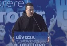 Djali i Azem Hajdarit krah Berishës në Ditën e Rinisë: “Babai la garant motrën dhe vëllain tim për të fituar besimin e studentëve”