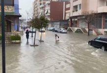 Përmbytje masive në Durrës/ Rreth 1 mijë banesa dhe 337 biznese nën ujë, banorët në protestë
