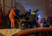 E rëndë në Fier/ Mësuesi i anglishtes bie nga kati i gjashtë, mbetet i varur në fasadë dhe shpëtohet nga zjarrfikësit, ja gjendja e tij
