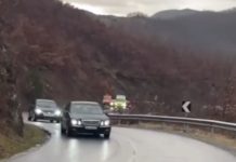 Kamioni bie në humnerë në Gramsh, humb jetën infermierja/ Shoferi dhe mësuesja e fshatit në spital (EMRAT)