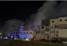 Zjarri shkrumbon disa banesa në Lushnje, një vajzë e re përfundon në spital nga asfiksia. Detajet e ngjarjes