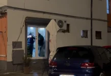 Dalin detajet e plagosjes në Korçë/ 17-vjeçari goditi me thikë një person pas sherrit në lokal. Dyshohet se dy vite më parë 34-vjeçari i vodhi banesën