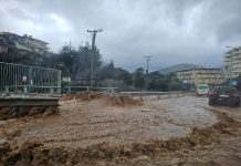 Reshjet “paralizojnë” Himarën, përrenjtë dalin nga shtrati dhe rrugët përmbyten/ Bashkia apel banorëve: Qëndroni në shtëpi, shmangni lëvizjet