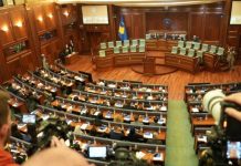 “Tym i bardhë” në Prishtinë: Konstituohet Kuvendi i Kosovës, i hapet rruga votimit të Qeverisë Kurti
