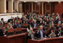 Haga kërkon 180 vite burg për ish-krerët e UÇK-së, Kuvendi i Shqipërisë miraton me 92 vota deklaratën për Hagën: “Shtrembërim i historisë, luftuan për lirinë”