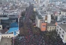 “Drejtësi, jo politikë!” Mijëra shqiptarë vërshojnë në rrugët e Prishtinës në protestën për gjyqin e ish-krerëve të UÇK-së