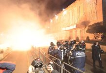 Molotovë drejt Policisë para Kryeministrisë, Albana Koçiu apel opozitës: Largoni të miturit nga protesta, po rrezikohen jetë