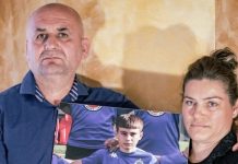 Drejtoria Arsimore dhe Bashkia miratuan stolin përkujtimor, por drejtoresha e “Fan S. Nolit” refuzon/ Prindërit e Martin Canit e vendosin jashtë shkollës