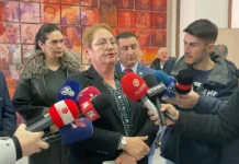 “Gjuha shqipe nuk është zyrtare!” SKANDALI në Maqedoninë e Veriut, ministrja përplaset me gazetarët në Tetovë