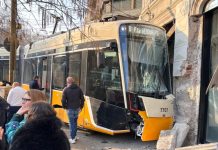 Milano/ Tramvaji del nga shinat dhe përplaset me ndërtesën, një viktimë dhe dhjetëra të plagosur