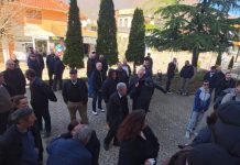 Tensione në Bulqizë për ndërtimin e HEC-it, banorët hyjnë me forcë në bashki dhe përplasen me policinë: “Tokat tona do t’i mbrojmë me gjak”