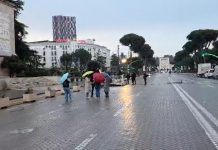Çmimi i naftës shkon në 220 lekë/ Dështon protesta para kryeministrisë. Pjesëmarrje minimale